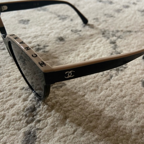 100% UVA and UVB Protection CE - Lenses are UV -...